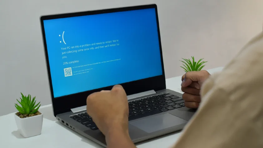 A laptop with a blue error screen